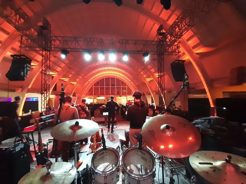 Pozornica i produkcija Retrodukcije u dvorani za poslovni event