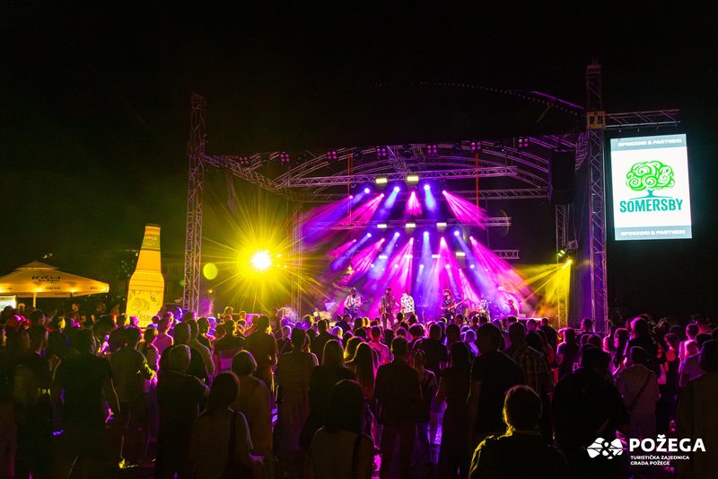 Retrodukcija na festivalskoj pozornici pred publikom