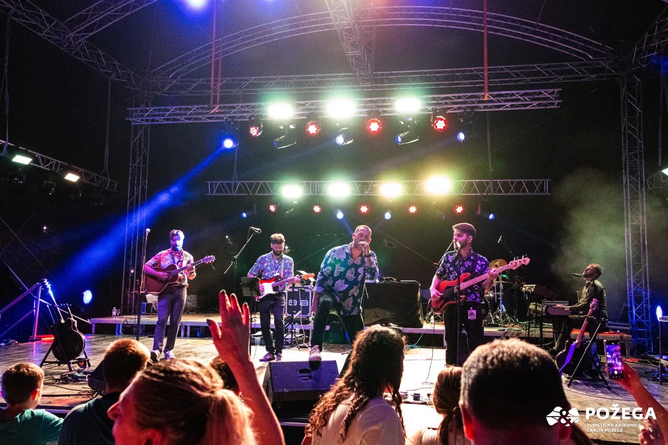 Retrodukcija on a festival stage, the crowd with their hands in the air