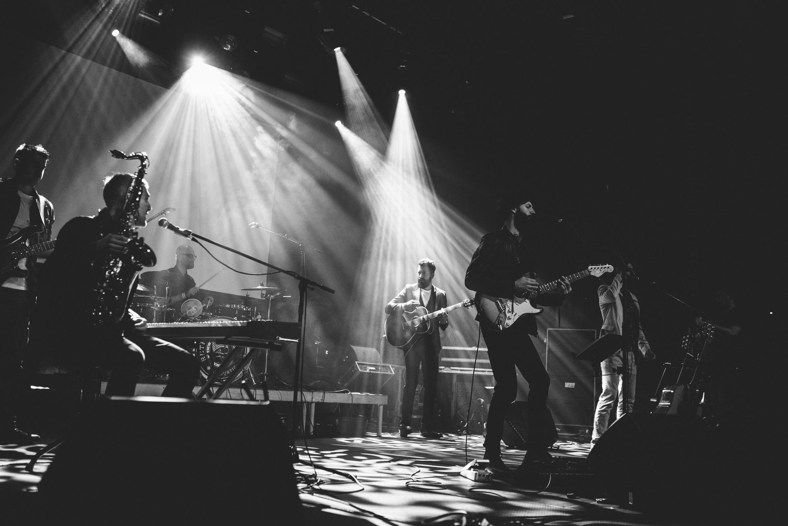 Retrodukcija on stage under concert lighting